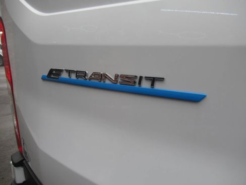 Used 2025 Ford E-Transit 148 Medium Roof image 12