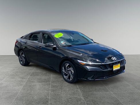 Used 2025 Hyundai Elantra Limited FWD image 7