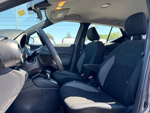 Used 2020 Nissan Kicks S FWD image 11