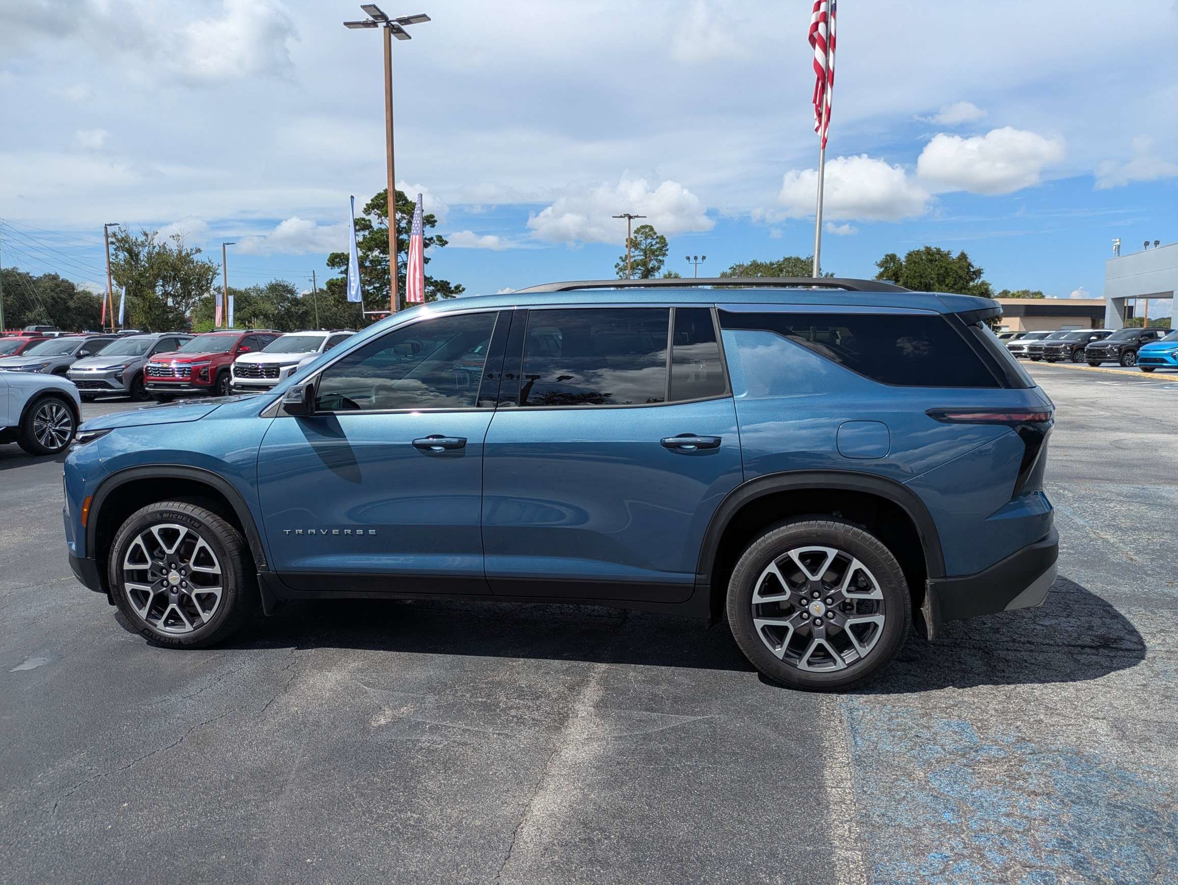 Used 2025 Chevrolet Traverse LT FWD image 30