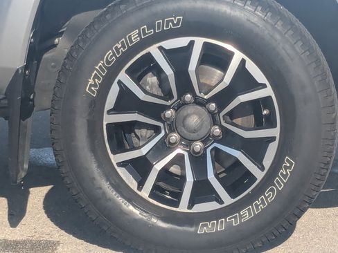 Used 2021 Toyota Tacoma TRD Sport w/ Technology Package image 11