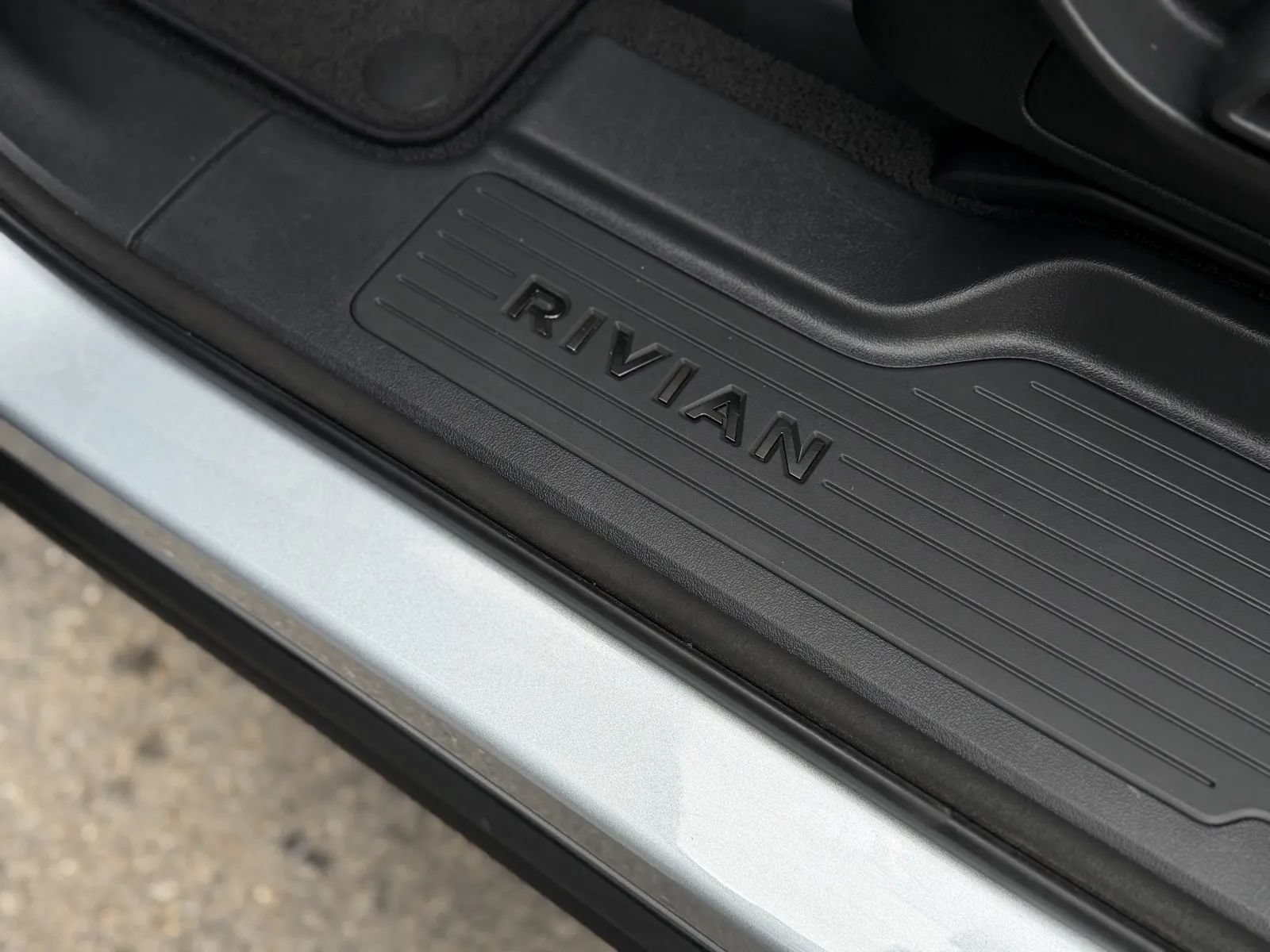 Used 2025 Rivian R1S Adventure Dual AWD/4WD image 44