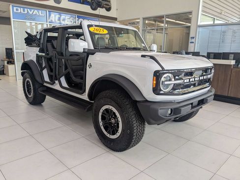 New 2025 Ford Bronco Outer Banks w/ Sasquatch Package AWD/4WD image 2