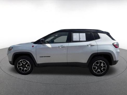Used 2025 Jeep Compass Trailhawk AWD/4WD image 9