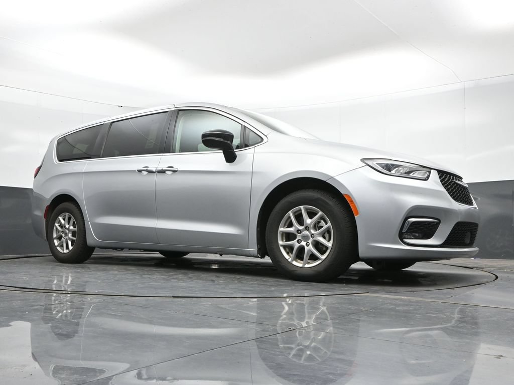 Used 2024 Chrysler Pacifica Touring-L FWD image 43