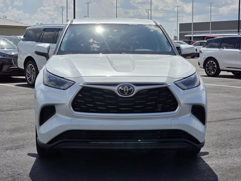 Used 2022 Toyota Highlander L FWD image 2