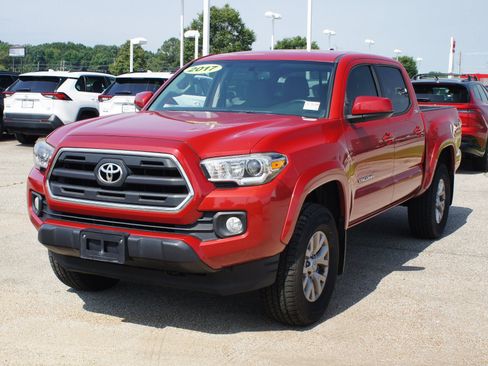 Used 2017 Toyota Tacoma SR5 w/ Tow Package AWD/4WD image 2
