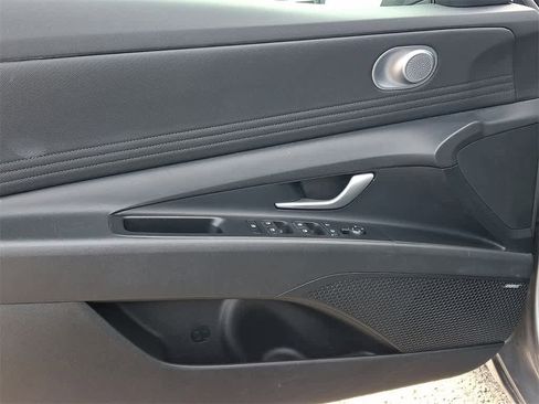 Used 2025 Hyundai Elantra Limited image 12