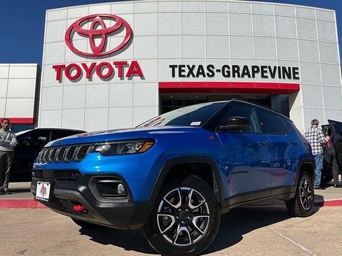 Used 2025 Jeep Compass Trailhawk image 2