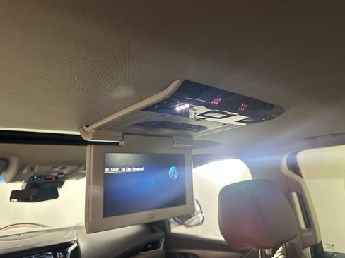 Used 2017 Cadillac Escalade Luxury AWD/4WD image 32