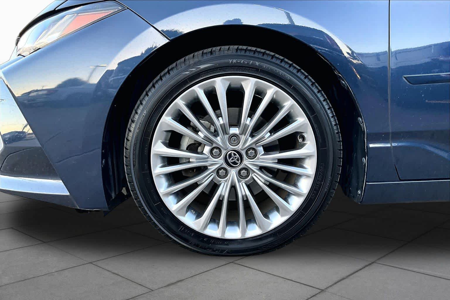 Used 2020 Toyota Avalon Limited FWD image 11