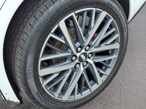 Certified 2025 Cadillac XT6 Sport w/ Technology Package AWD/4WD image 9