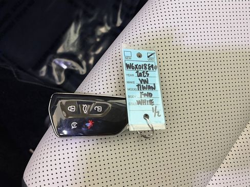 Used 2025 Volkswagen Tiguan SE image 30