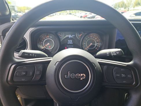 Used 2025 Jeep Gladiator Sport image 17