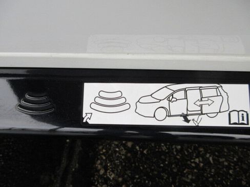 Used 2025 Toyota Sienna XSE w/ XSE Plus Package image 34