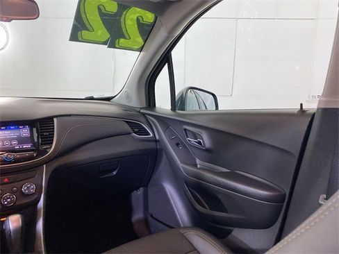 Used 2022 Chevrolet Trax LT w/ LT Convenience Package image 11
