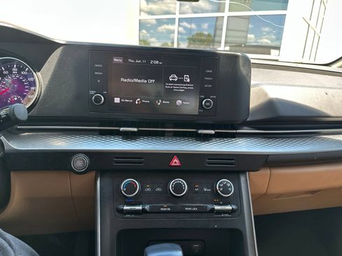 Used 2024 Kia Carnival LX FWD image 14