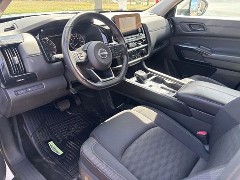 Used 2024 Nissan Pathfinder SV image 6