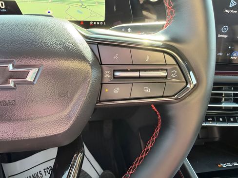 Used 2025 Chevrolet Traverse RS image 18