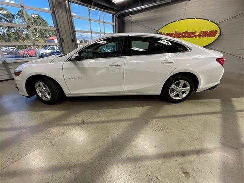 Used 2024 Chevrolet Malibu LS w/ Driver Confidence Package image 2