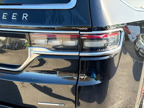 Used 2022 Jeep Grand Wagoneer Series I image 11