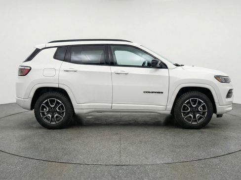 Used 2025 Jeep Compass Trailhawk AWD/4WD image 11
