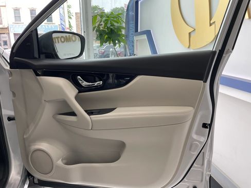 Used 2018 Nissan Rogue Sport SV AWD/4WD image 25