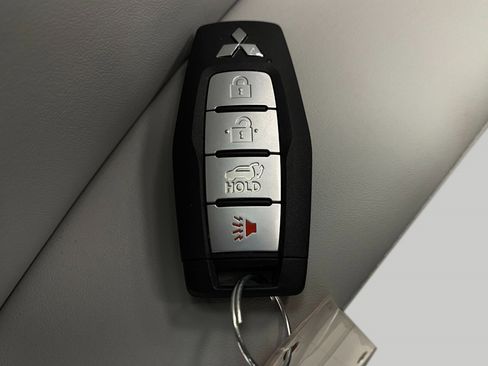 New 2025 Mitsubishi Outlander SE image 34