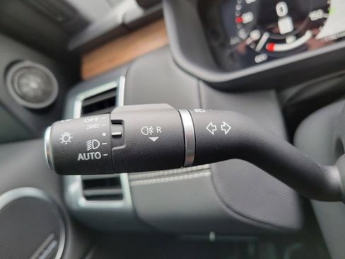 Used 2024 Land Rover Discovery Dynamic SE image 33