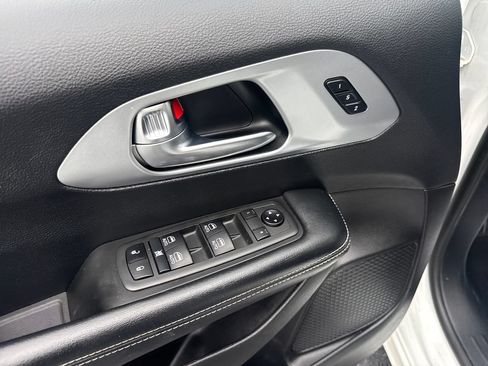 Used 2021 Chrysler Pacifica Touring-L w/ Uconnect Theater Family Group FWD image 29
