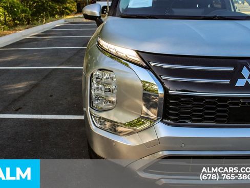 Used 2025 Mitsubishi Outlander SE FWD image 12