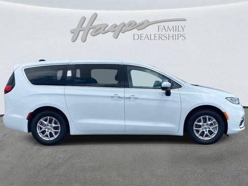 Used 2023 Chrysler Pacifica Touring-L FWD image 2