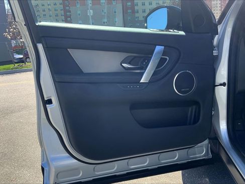 Used 2025 Land Rover Discovery Sport Dynamic SE image 21