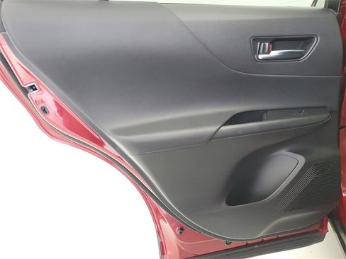 Used 2022 Toyota Venza LE image 16