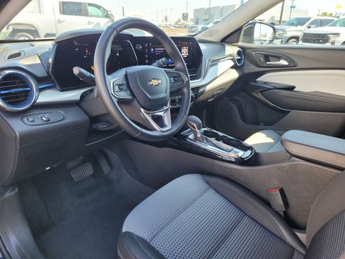 Used 2025 Chevrolet Trax LT w/ LT Convenience Package FWD image 9