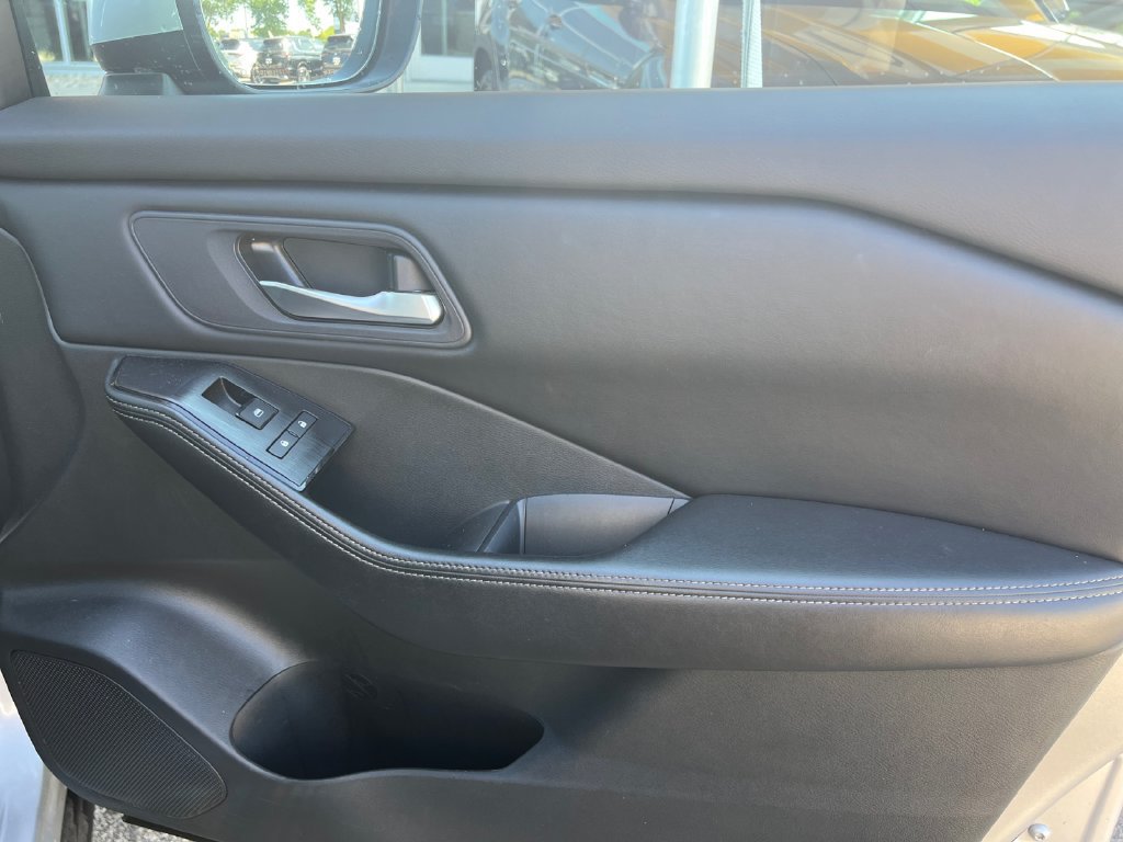 Used 2024 Nissan Rogue SV FWD image 44