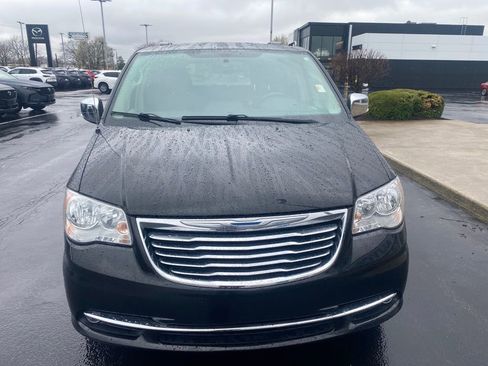Used 2015 Chrysler Town & Country Touring-L w/ Driver Convenience Group image 4