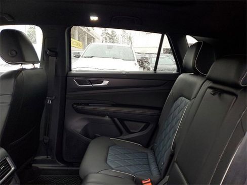 Used 2024 Volkswagen Atlas Cross Sport SEL Premium R-Line image 10