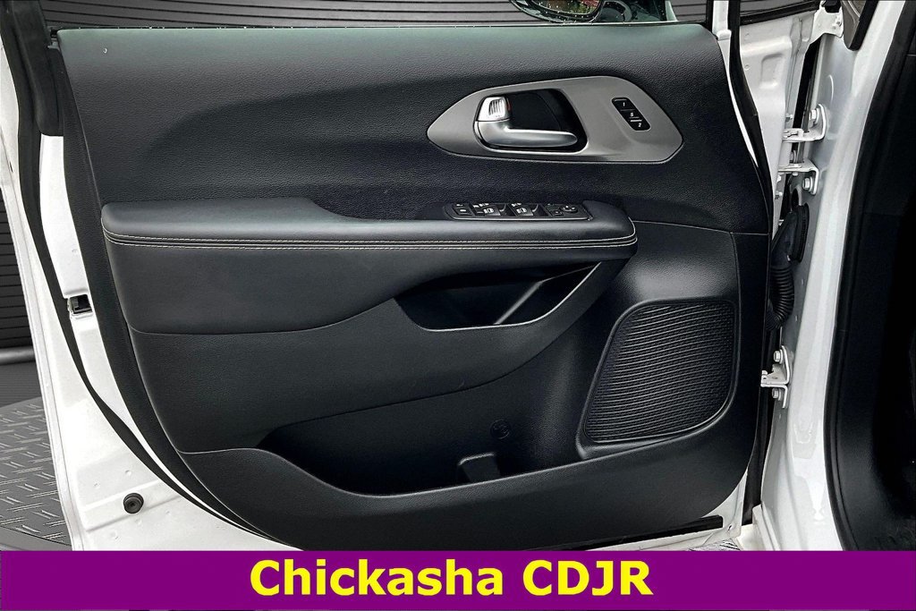 Used 2025 Chrysler Pacifica Select FWD image 19