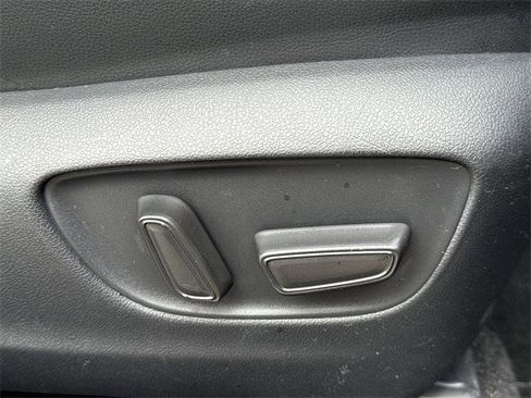 Used 2024 Toyota Highlander XLE image 32