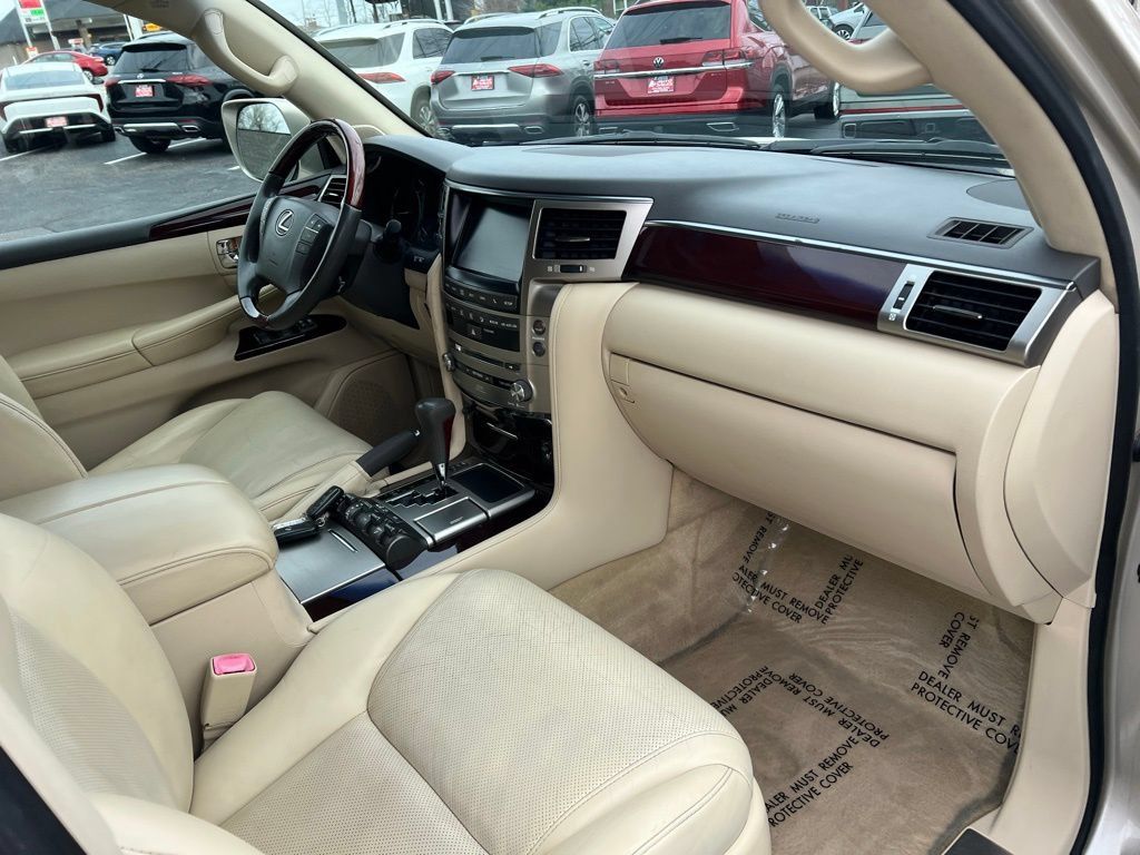 Used 2013 Lexus LX 570 4WD w/ Luxury Pkg image 33
