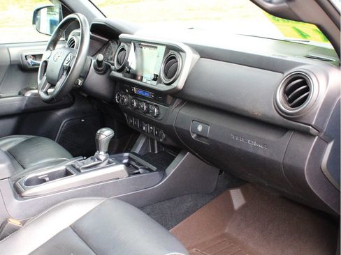 Used 2019 Toyota Tacoma TRD Sport AWD/4WD image 25