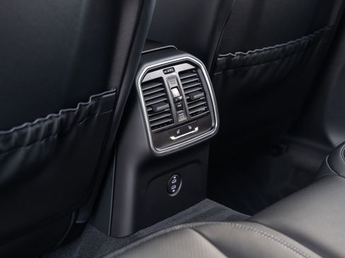 Certified 2026 Porsche Macan AWD/4WD image 37