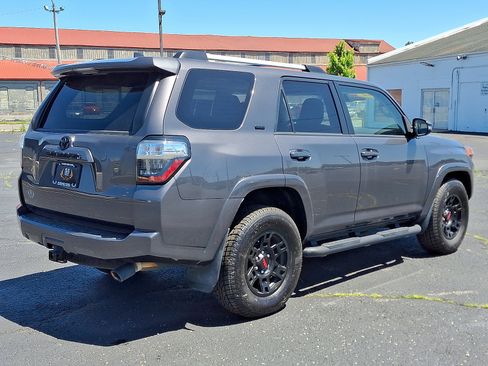 Used 2022 Toyota 4Runner SR5 Premium w/ Moonroof Package RWD image 17