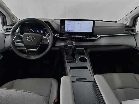 Used 2025 Toyota Sienna XLE w/ XLE Plus Package image 32