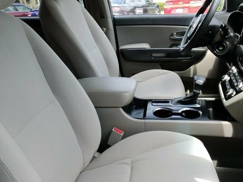 Used 2021 Kia Sedona LX FWD image 13