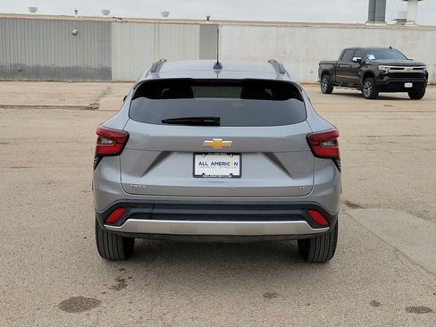 Used 2025 Chevrolet Trax LT FWD image 7