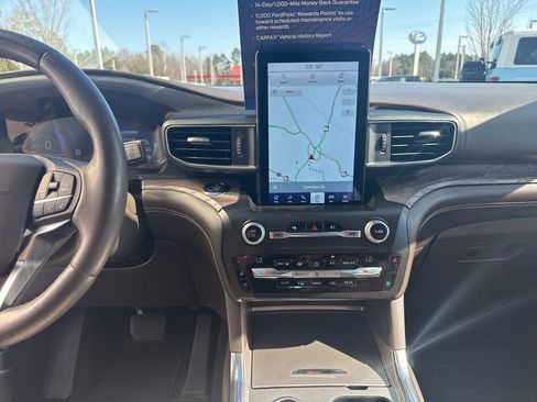 Used 2020 Ford Explorer Platinum w/ Premium Technology Package image 18