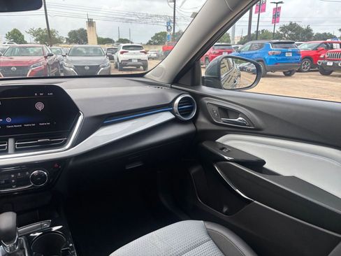 Used 2025 Chevrolet Trax LT FWD image 34