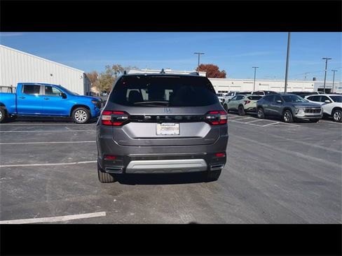 Used 2025 Honda Pilot Touring image 7